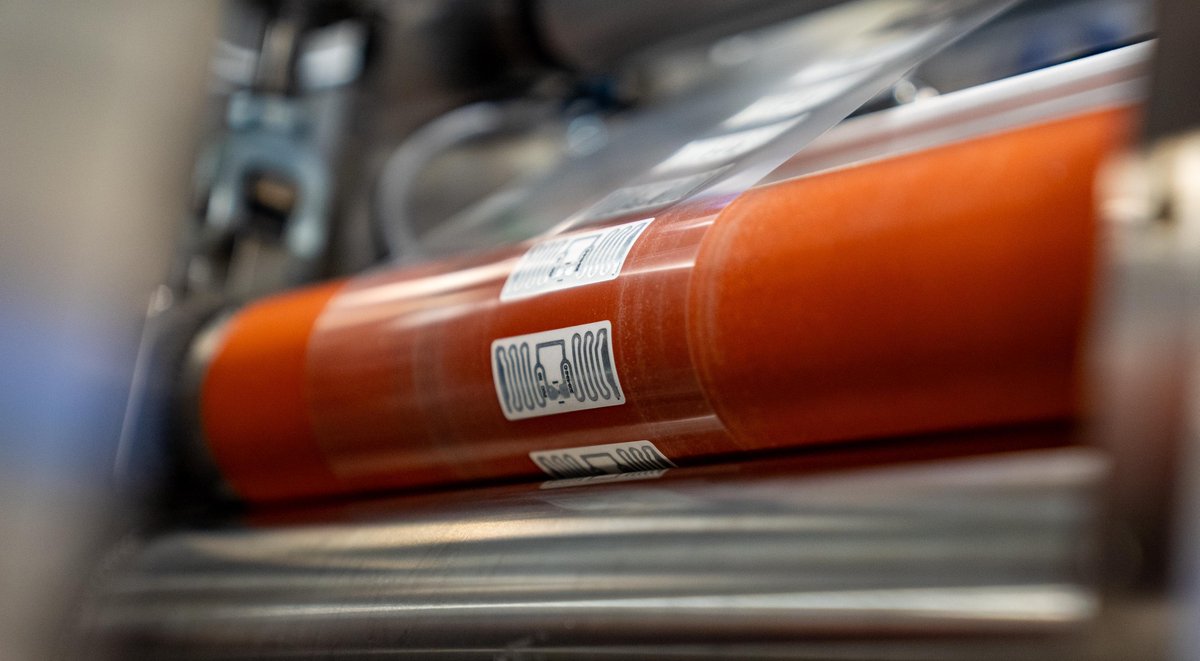 DeltaModTech's tweet image. Ever wonder how we place hundreds of RFID tags every minute without a single slip? 

Our patented Island Placement and Transfer Modules keep RFID placement seamless, precise, and efficient!
#RFID #Labeling #DeltaModTech #LabelExpoEU