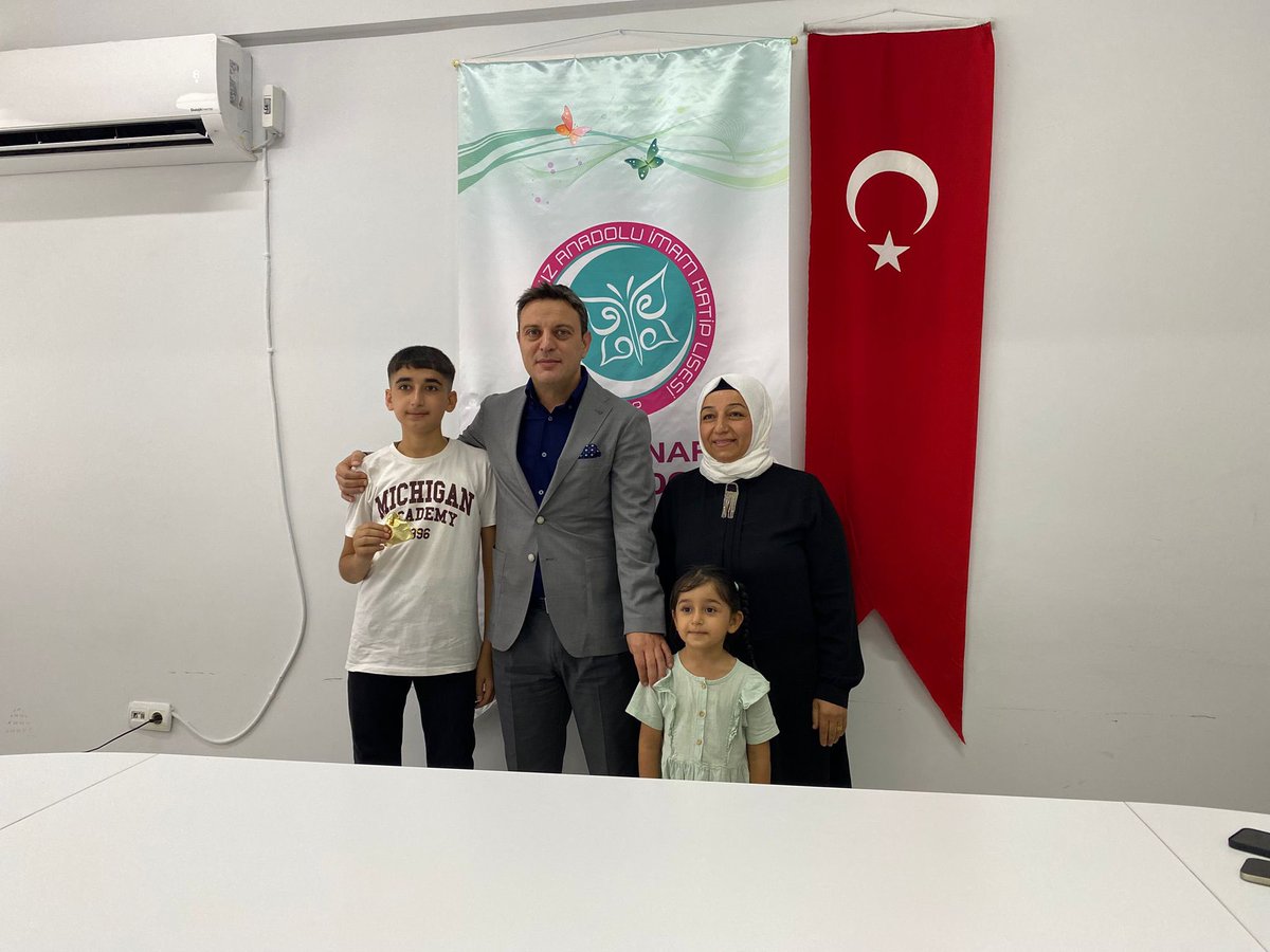 Sayın Kaymakamımız Ömer Bilgin ve İlçe Milli Eğitim Müdürümüz Kayahan Subaşı, ilçemizdeki okullardan LGS’de tam puan alarak büyük bir başarıya imza atan 8 öğrencimiz ve kıymetli aileleriyle bir araya geldi.

Bu gururu bizlere yaşatan öğrencilerimizi, onların başarısında emeği