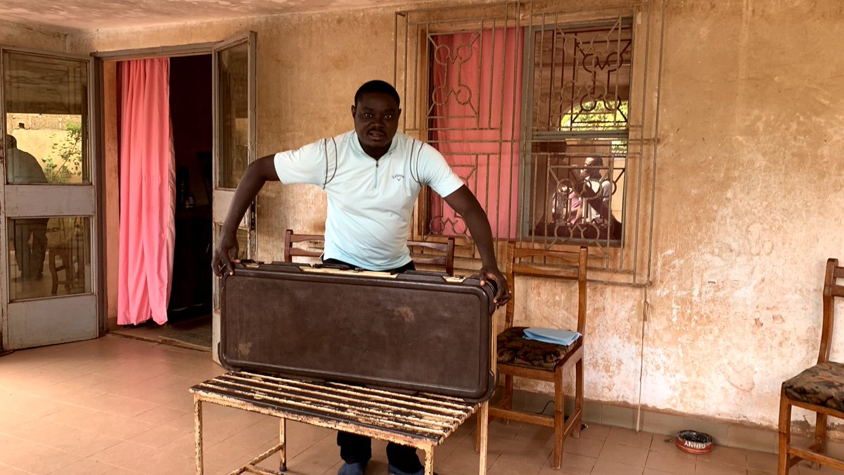 POuedr's tweet image. 🇧🇫#BF Un moment fort symbolique, historique. Remise de la légendaire 🎸 Guitare Rouge du Capitaine #ThomasSankara ce 5 août 2025 et qui sera désormais exposé au musée du Mémorial qui porte son nom.
C'est une mémoire révolutionnaire qui reprend sa place auprès du peuple.