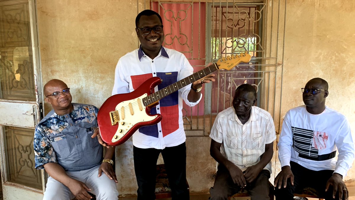 POuedr's tweet image. 🇧🇫#BF Un moment fort symbolique, historique. Remise de la légendaire 🎸 Guitare Rouge du Capitaine #ThomasSankara ce 5 août 2025 et qui sera désormais exposé au musée du Mémorial qui porte son nom.
C'est une mémoire révolutionnaire qui reprend sa place auprès du peuple.