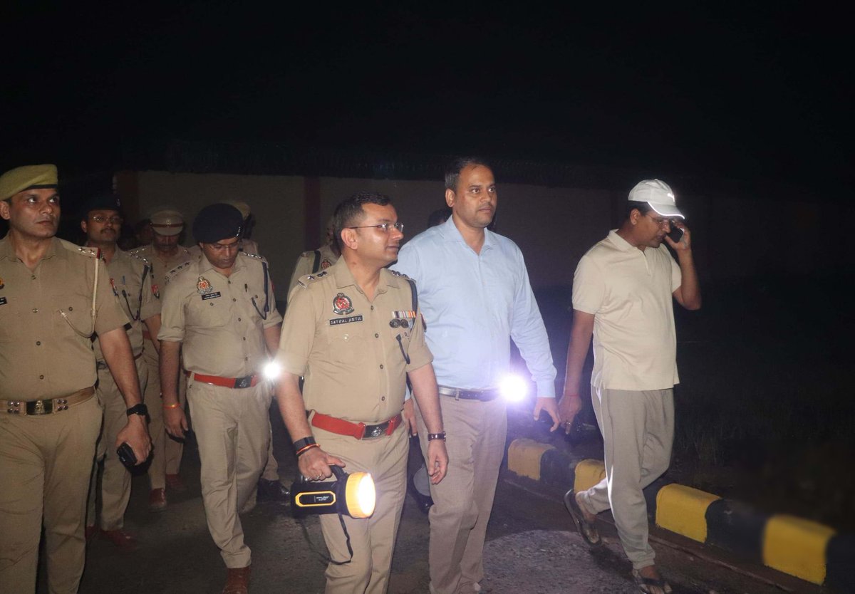 MORADABAD POLICE (@moradabadpolice) on Twitter photo .<a href="/DMMoradabad/">DM Moradabad</a> एवं #SSP_MoradabadPolice <a href="/satpal_IPS/">Satpal Antil IPS</a> द्वारा अन्य पुलिस/प्रशासनिक अधि0 के साथ,जनपद में VVIP आगमन के दृष्टिगत कार्यक्रमस्थल अटल आवासीय योजना विद्यालय ग्राम पीपली,बिलारी का निरीक्षण कर सुरक्षा एवं अन्य व्यवस्थाओं का जायजा लिया,सम्बन्धित को आवश्यक दिशा-निर्देश दिये गये। .<a href="/DMMoradabad/">DM Moradabad</a> एवं #SSP_MoradabadPolice <a href="/satpal_IPS/">Satpal Antil IPS</a> द्वारा अन्य पुलिस/प्रशासनिक अधि0 के साथ,जनपद में VVIP आगमन के दृष्टिगत कार्यक्रमस्थल अटल आवासीय योजना विद्यालय ग्राम पीपली,बिलारी का निरीक्षण कर सुरक्षा एवं अन्य व्यवस्थाओं का जायजा लिया,सम्बन्धित को आवश्यक दिशा-निर्देश दिये गये।