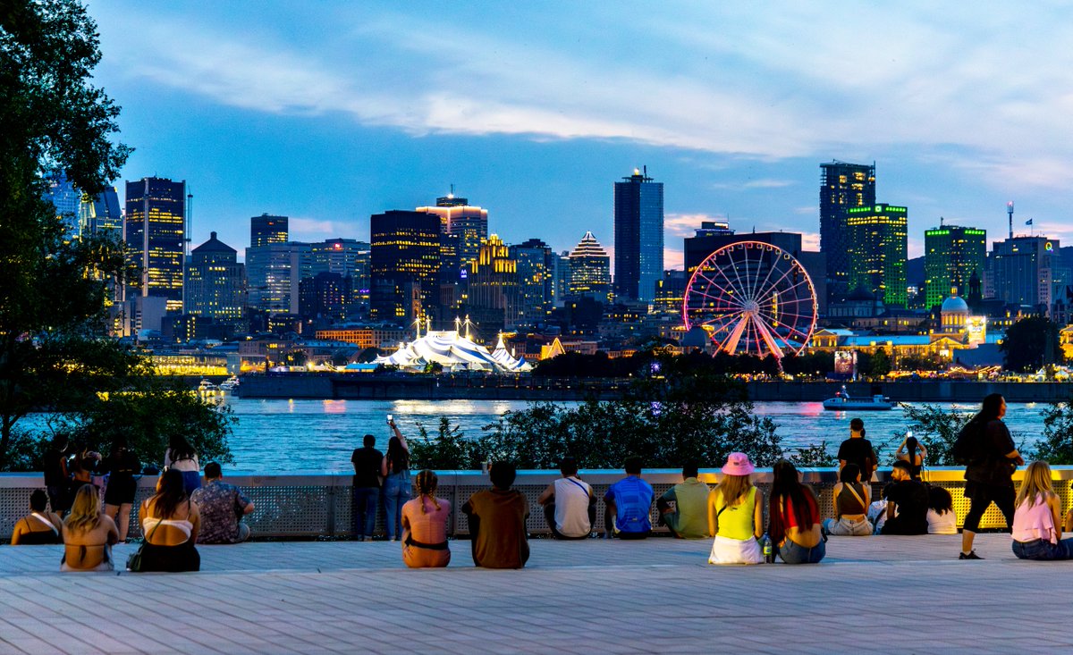 Sunset over downtown. 💙💜🖤

📷<a href="/evablue/">Eva Blue</a> #montreal