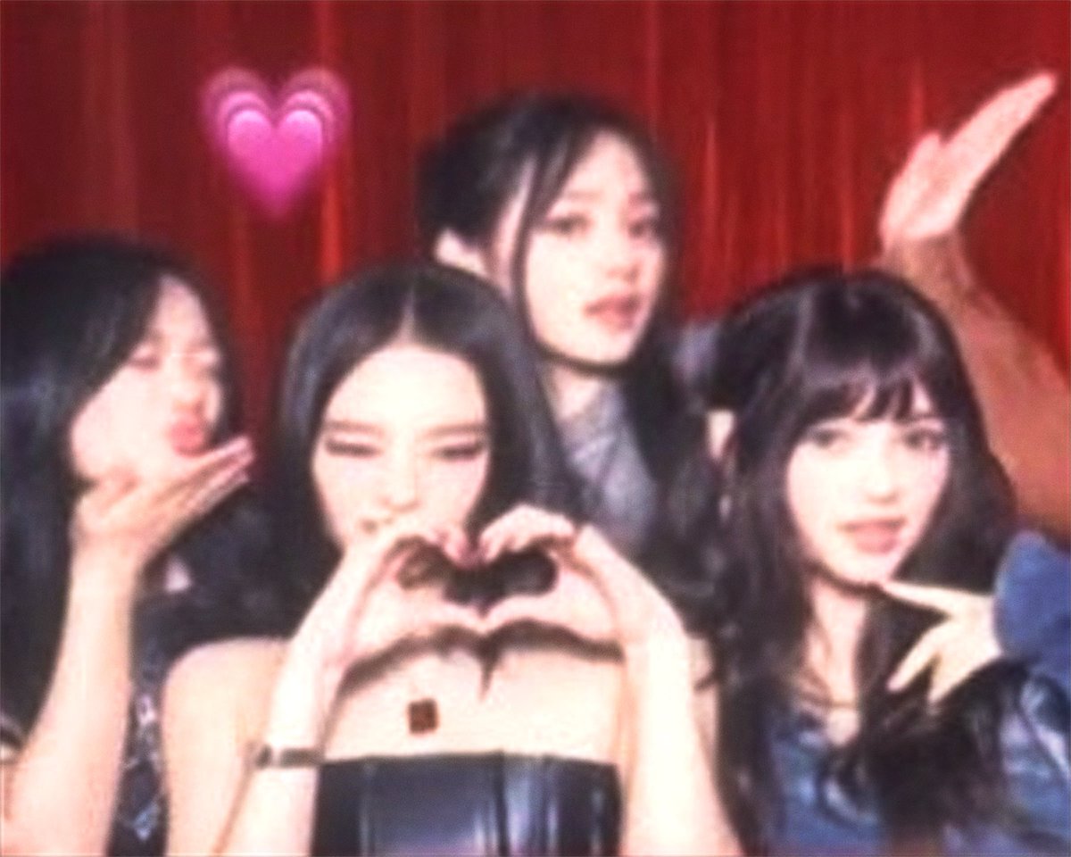 hannisloops's tweet image. hanni, danielle, and minji with jennie 💓