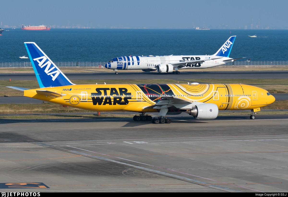 flightradar24's tweet image. After ANA’s R2-D2 is repainted, only C-3PO will remain in service, operating domestic flights in Japan. Read more about all the current and former ANA Star Wars jets at flightradar24.com/blog/flight-tr…