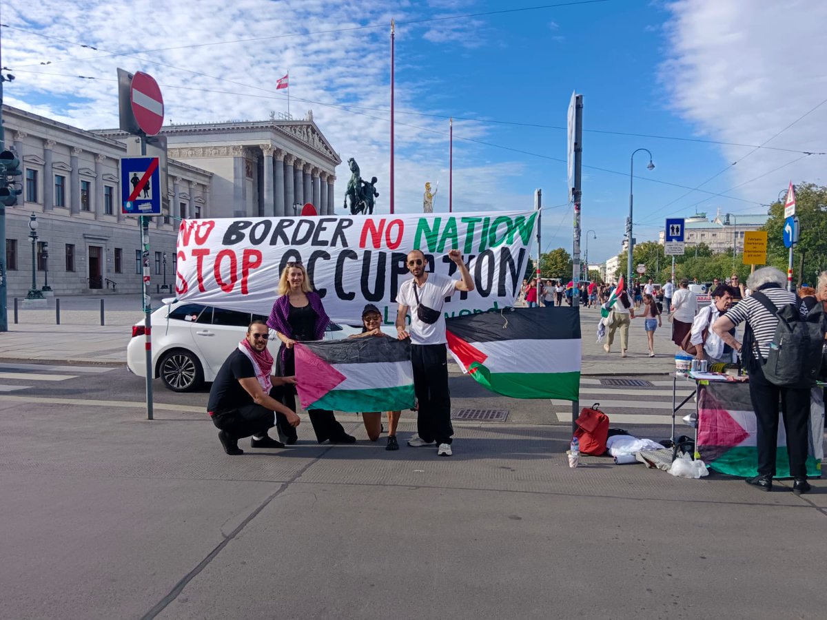 Unser Infotisch ist aufgebaut. Kommt vorbei und holt euch unsere neue Zeitung Frieden für Gaza, Krieg dem Westen. 
#gegenJedenGenozid #w0508