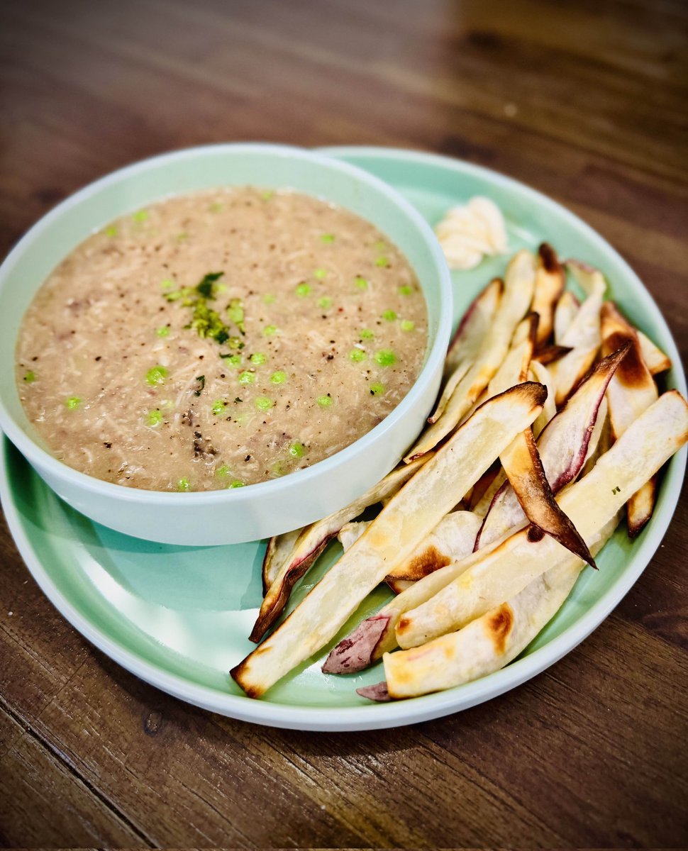 Day 7 / 30 - Healthy cooking challenge 

I accidentally said it was day 5 twice... So here is day 7 🤡

Anyways, here is some mushroom beef soup and some air fried sweet potato chips 🍠