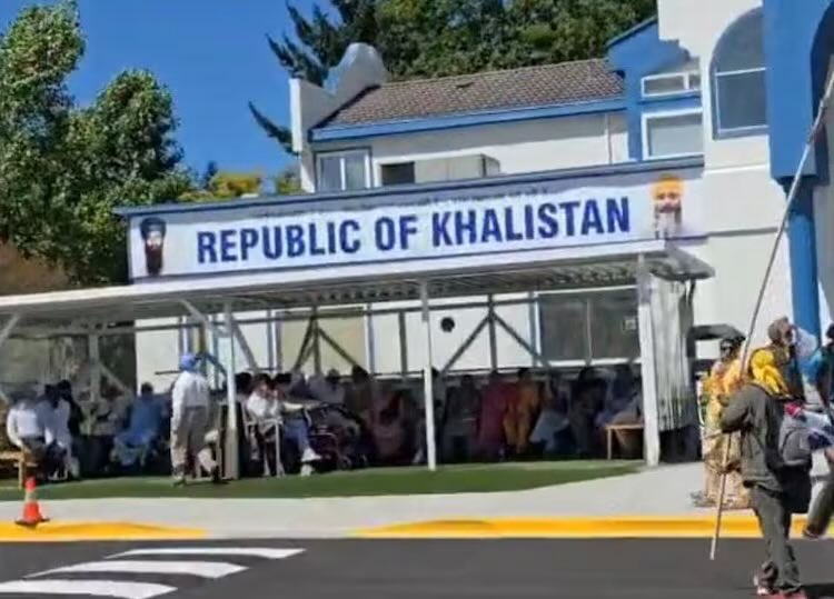 WaliRuchi's tweet image. How is the declaration of a ‘Republic of Khalistan’ (at Guru Nanak Sikh Gurudwara, Surrey, BC) within 🇨🇦 is being allowed to stand?

Is this not a direct challenge to our national sovereignty &amp;amp; unity?

Isn’t it unconstitutional &amp;amp; potentially seditious under Canadian law?