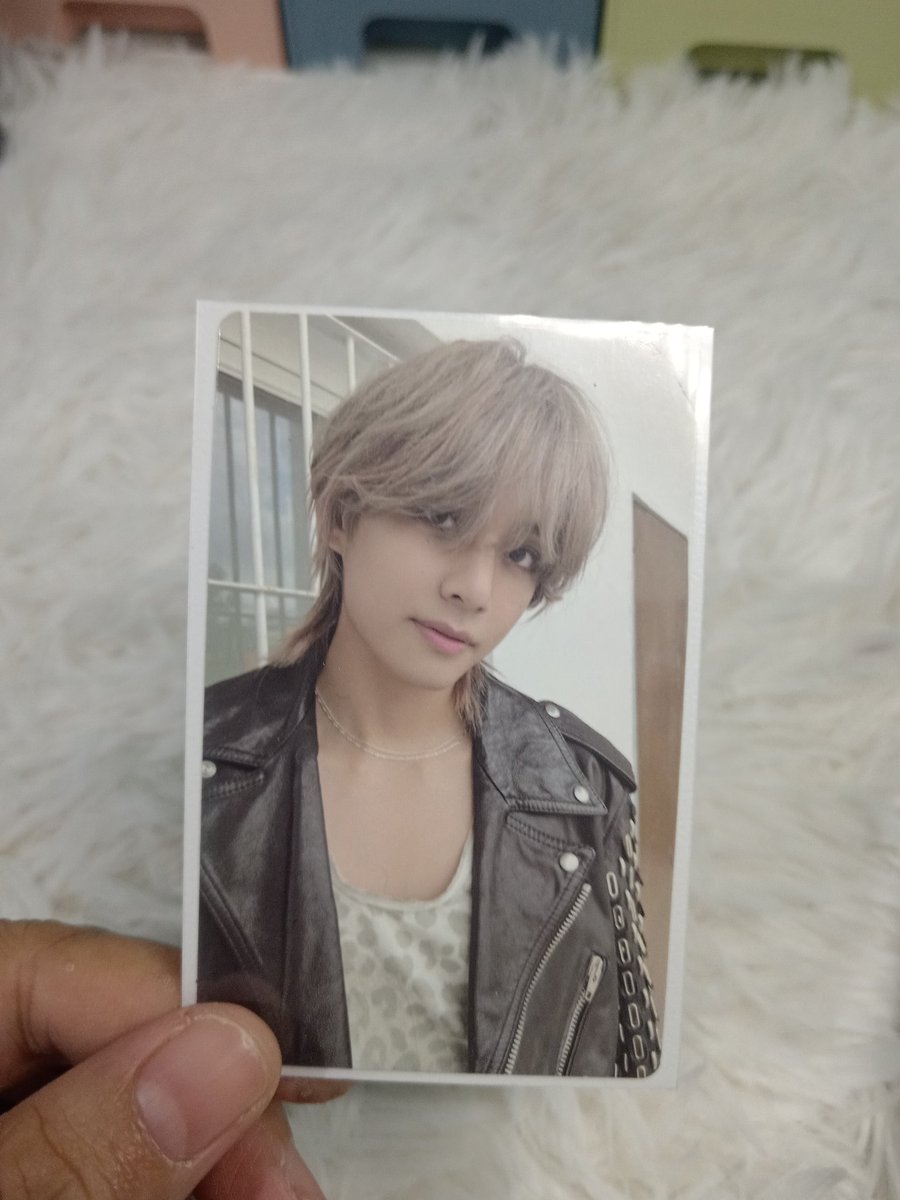 CrystalSnow93's tweet photo. #CrystalSnow93Sells ❄
# wts lfb ph 

Taehyung layover kr ld
— ₱300 each
—onhand
— payo

dm or reply ‘mine’ to claim! https://t.co/cfR5WrgOST