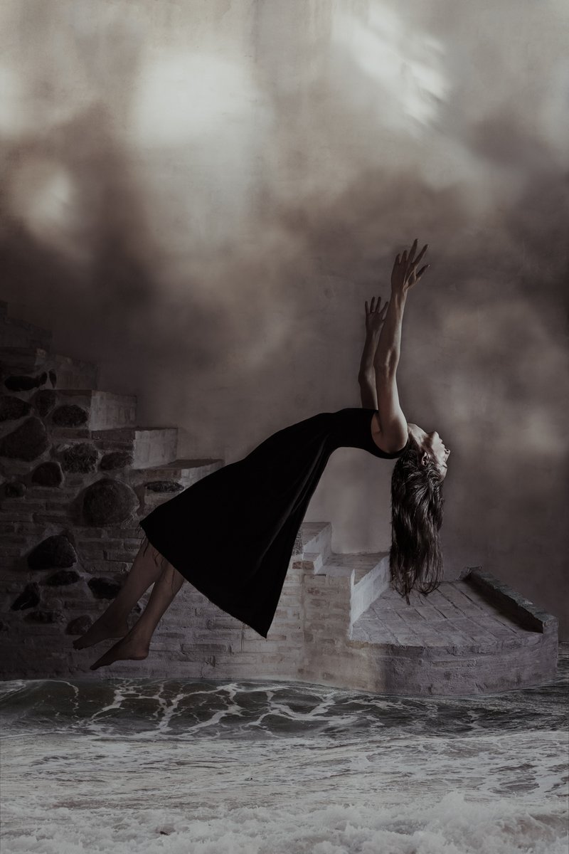 Gm <3 I did a thing 👀

Just minted and listed "The dream" as an (almost) 0 auction on <a href="/SuperRare/">SuperRare</a> 

This artwork was my very first conceptual self portrait , created back in 2017 based on a vivid dream. 
It was the start of fiercely creating the stories that came from within -