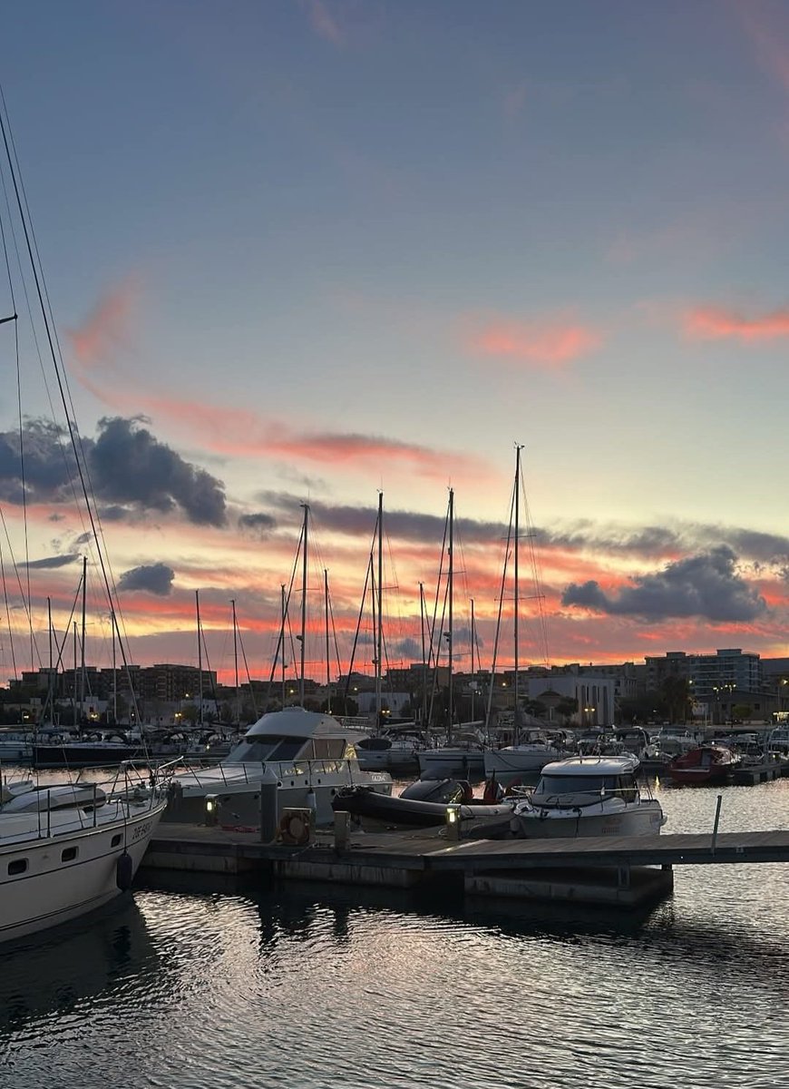 Scorpio27023158's tweet image. Non possiamo dirci amanti della verità se non siamo in grado di dire la verità su noi stessi.
E quella su noi stessi è la verità che massimamente ha bisogno di essere detta ad un altro.
Un altro che nutra la nostra stima e che possibilmente non venga pagato per ascoltarci

Sunset