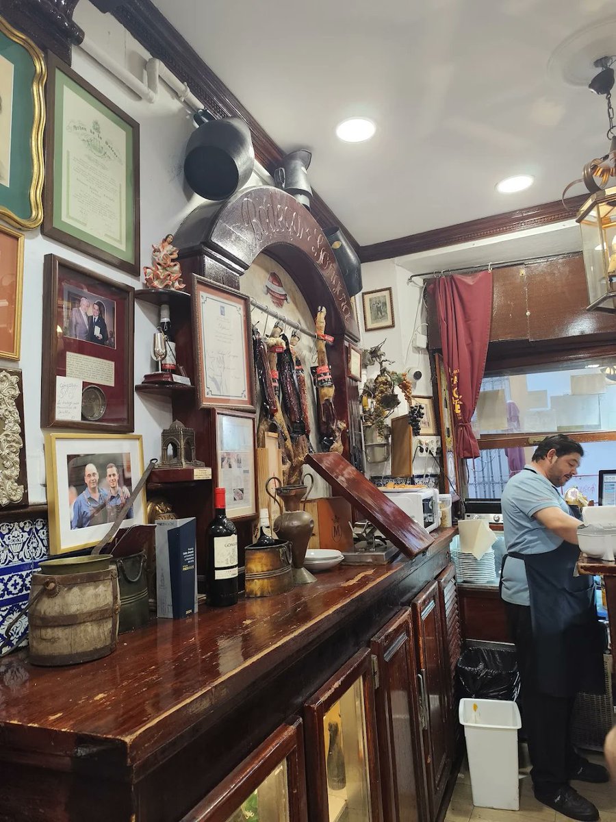 🏛️❤️ La esencia de #BodegaGóngora se respira en cada rincón…
Recuerdos, historia y mucho arte se mezclan 🎨🍷

Ven a disfrutar de un ambiente auténtico, donde cada bocado sabe a tradición🍖✨

☎️ 954221119 o 609542776
📌 bodegagongora.com

(📸 Liopos I. en Google)
#Sevilla