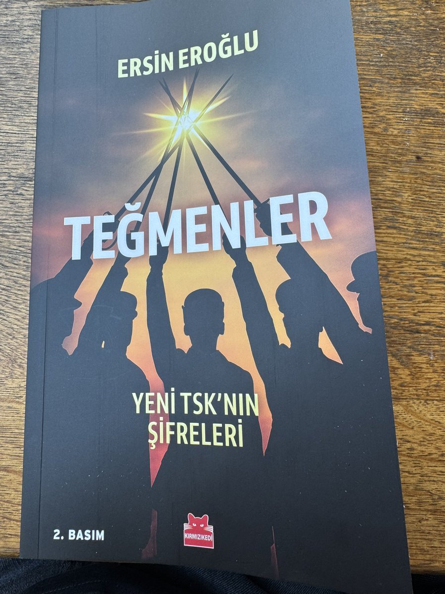 Teğmenlerin ihracına yönelik ilk oylama 2’ye karşı 7 oyla ‘hayır’ çıktı. 
Devreye bugün Genelkurmay Başkanlığı görevine getirilen Selçuk Bayraktaroğlu girdi. YDK üyelerine baskı yaptı. Ona rağmen karar 4’e karşı 5 oyla çıktı. Ödülünü bugün aldı.
Teğmenler böyle ihraç edildi 👇🏼
