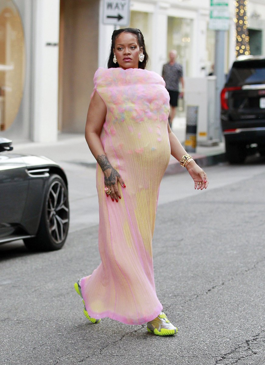 MÃE! Rihanna em nova foto.