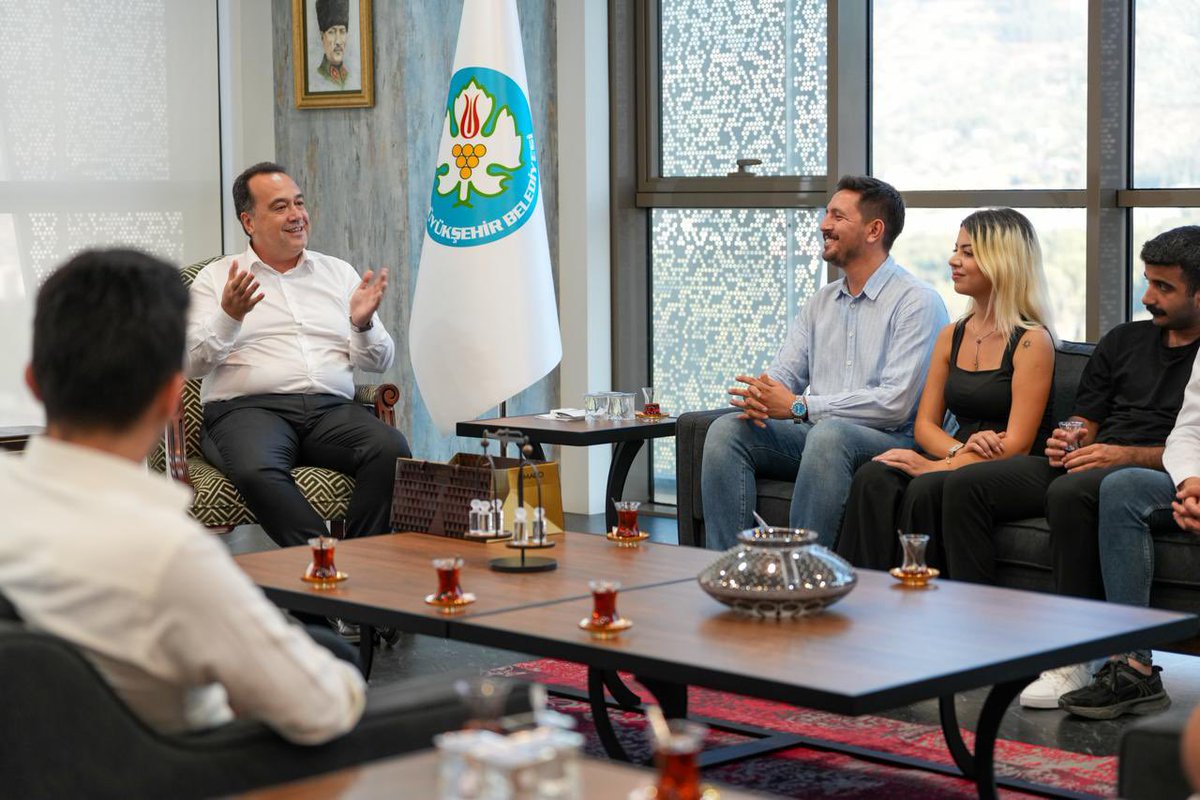 besimecz's tweet photo. Türkiye’yi daha güzel yarınlara taşımak için omuz omuza yürüdüğümüz yol arkadaşlarımız, geleceğimiz ve umudumuz olan Cumhuriyet Halk Partili gençlerimizi belediyemizde ağırlamaktan büyük bir memnuniyet duydum.

Manisa Gençlik Kolları Başkanımız Onur Çabuk ve değerli yönetimine nazik ziyaretleri, güzel dilekleri ve ülkemizin aydınlık yarınlarına duydukları inanç ve taşıdıkları azim için yürekten teşekkür ediyorum.

Onların heyecanı ve kararlılığı, bizlere daima umut ve güç veriyor. Her zaman gençlerimizin yanında olmaya, onları desteklemeye devam edeceğim.
