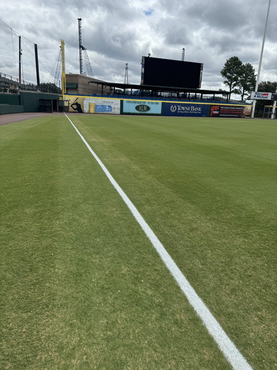NorfolkTidesGC's tweet image. Recently made the switch to Endurant for my lines and logos and couldn’t be happier with how it’s performed. Stays bright white for the entire homestand so I’m not repainting after a couple days. @genesis_dist @geoponics great product!