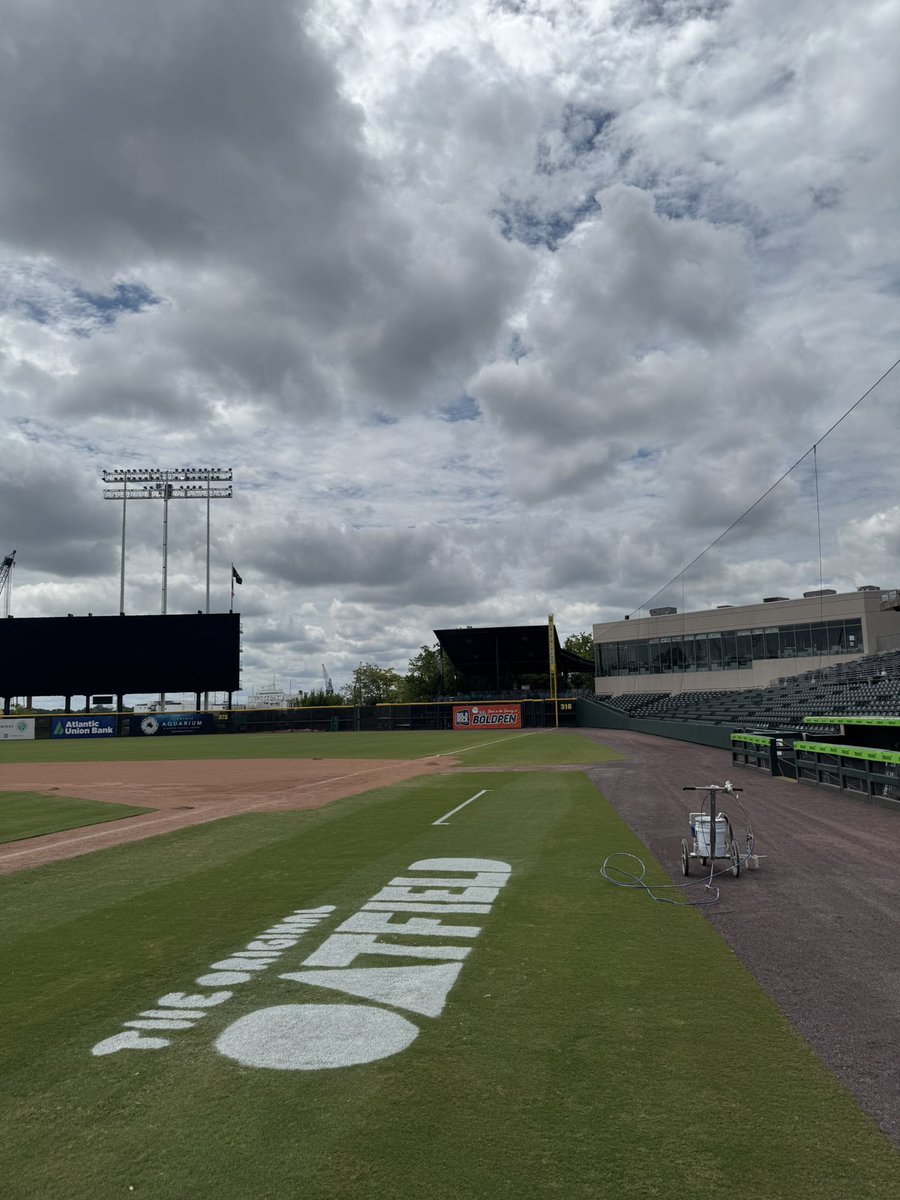 NorfolkTidesGC's tweet image. Recently made the switch to Endurant for my lines and logos and couldn’t be happier with how it’s performed. Stays bright white for the entire homestand so I’m not repainting after a couple days. @genesis_dist @geoponics great product!