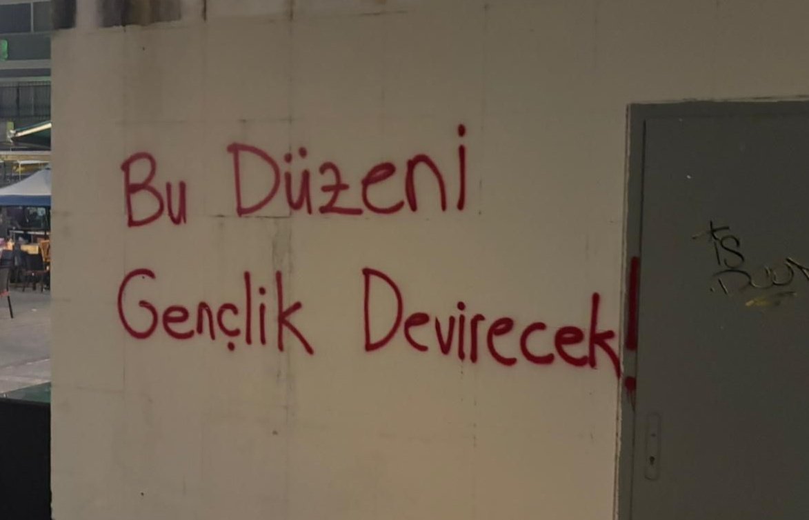 Geleceğimizi Çalan AKP İktidarı Yeni Bir Skandala Daha "E-İmza" Attı!

AKP İktidarının "Diploma" krizi, son skandalla birlikte tekrar gündeme geliyor. Binlerce kişi sahte e-imzalarla üniversitelere yerleştiriliyor. Sahte akademisyenler amfilerimizde ders anlatıyor, kayyım