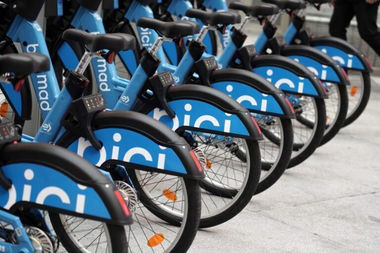 📢¿Todavía no has utilizado bicimad para moverte por la ciudad? 🚲

✅Más de 7 millones de usuarios lo han hecho este año
📲Bájate la app y encuentra tu estación más cercana en #Tetuán

👉informate.madrid.es/13gnj20