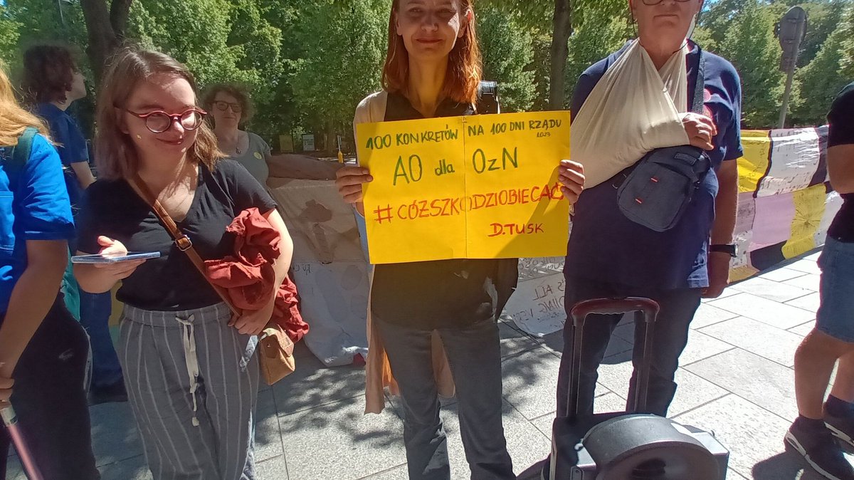 Ile razy dziennie Pan sika, Panie Premierze? [ASYSTENCJA OSOBISTA]
<a href="/Agajed/">Jedrzejczyk (Agnieszka)</a> <a href="/donaldtusk/">Donald Tusk</a> <a href="/AgaBak/">A. Dziemianowicz-Bąk</a> #OzN #asystencjaosobista #protest #okopress 
oko.press/ile-razy-dzien…