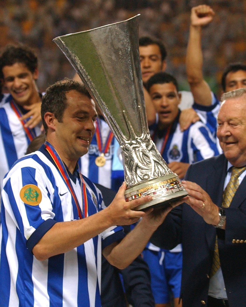 🏆1 Liga dos Campeões, 1 Taça UEFA, 1 Taça Intercontinental, 8 Campeonatos, 5 Taças de Portugal e 5 Supertaças .

Fez 383 jogos pelo FC Porto e marcou 25 golos

#E2ERNO