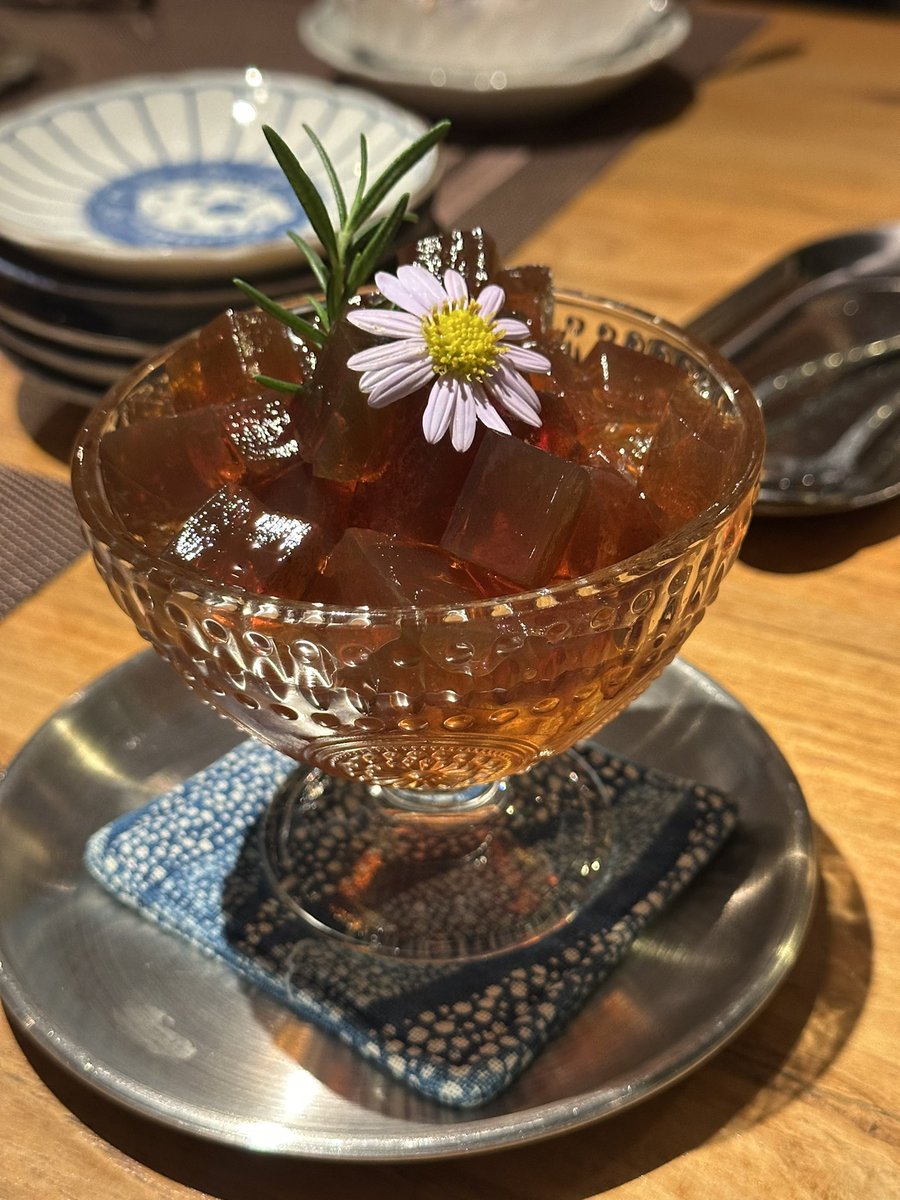 ทับปิง by อันจะกิน เชียงใหม่

ร้าน "อันจะกินวิลล่า" ที่หางดง เชียงใหม่ เป็นหนึ่งในร้านที่น่าจะคิวยาวสุดในประเทศแล้ว ตอนนี้คิวเต็มไปจนถึงปี 2570 ส่วนร้าน "ทับปิง" เป็นร้านในเครือเดียวกันที่ walk in ได้หรือจองล่วงหน้าสักวันสองวันก็ได้แล้ว เหมาะกับคนที่ไม่ต้องวางแผนล่วงหน้านานๆ