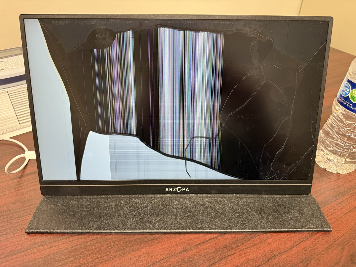 pacotechguy's tweet image. I flew @SouthwestAir last night, as I do a lot. I got to work today and the 2nd screen for laptop is busted! Thanks guy beside me who shoved his foot onto my backpack and stomped. It worked yesterday at the airport literally right before flight. Ugh. #broken #roadwarrior #fixit