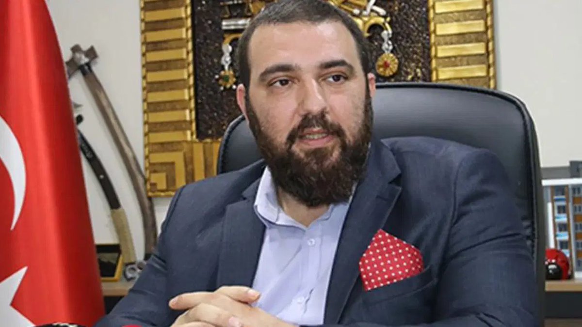 Sayın Osmanoğlu'nun diplomasının sahte olduğu konuşuluyor. Velev ki sahte olsun, bu durum neyi değiştirir? Mesela hangi üniversitedeki akademik hayatı son bulur, hangi hastanedeki doktorluk görevi sona erer ya da hangi kurumda aldığı maaşlı işine son verilir?

MESELA???