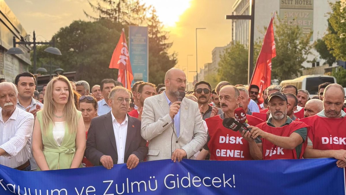 Milletvekillerimiz Fethi Açıkel ve Aliye Timisi Ersever ile birlikte, kayyım yönetiminin Van’da 223 emekçiyi haksızca işten çıkarmasına karşı Disk şube başkanlığının düzenlediği basın açıklamasında bir aradaydık! CHP Van İl Örgütü olarak, alın teriyle geçinen emekçilerimizin
