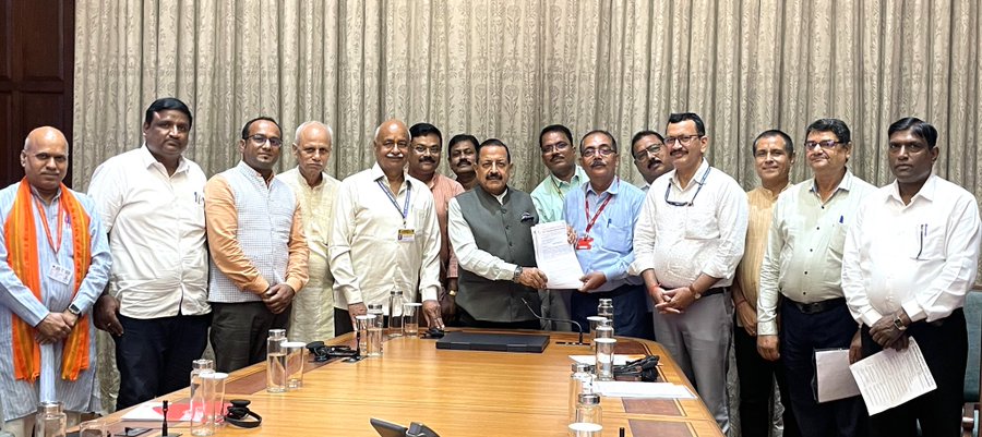 8thpaycommision's tweet image. A delegation from #GENC met to discuss key service matters of #CentralGovtemployees
Dr. Jitendra Singh shared that they appreciated PM&apos;s leadership and DoPT’s efforts in clearing promotion backlogs-boosting morale &amp;amp; clarity.
They also submitted inputs on important policy issues.