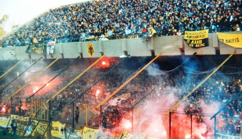 Και ας με χτύπησε το αγιάζι,

Το σακάκι μου και αν στάζει,

ΑΕΚΑΡΑ δεν με νοιάζει,

Μιας και είμαστε μαζί ...

#aekfc