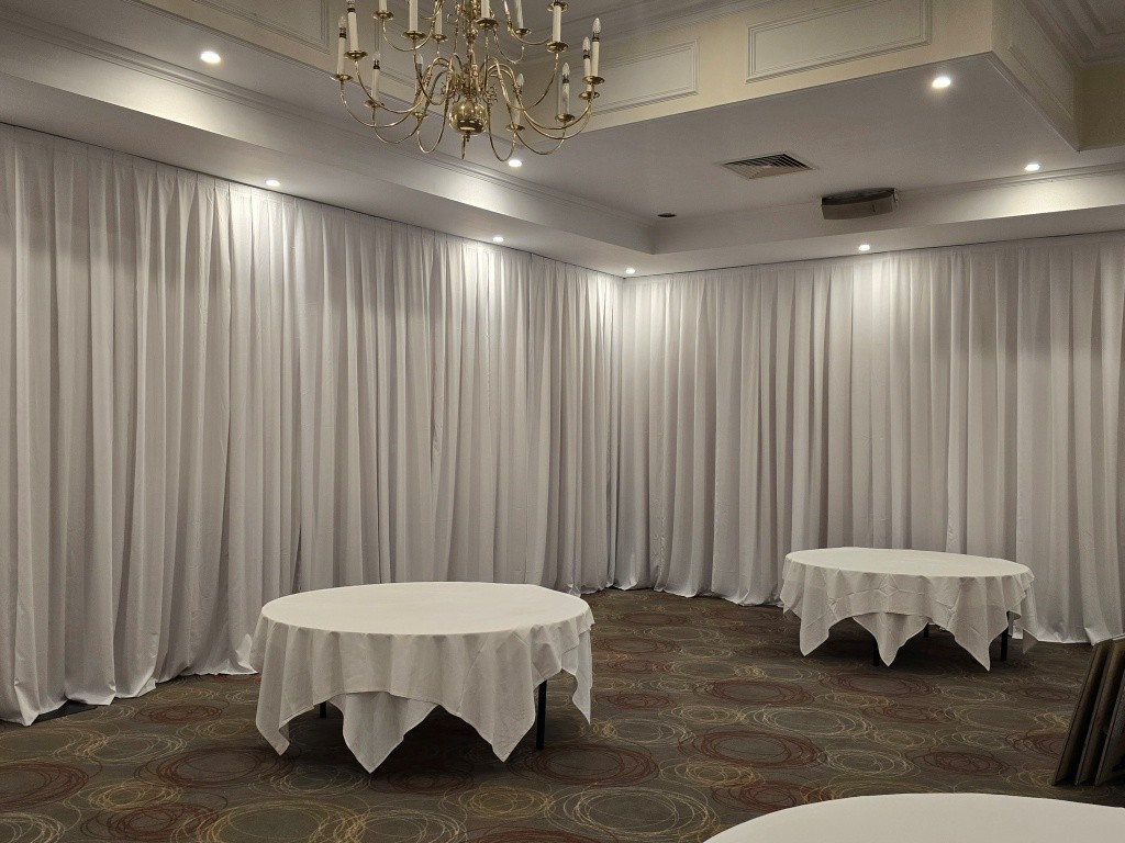 White drapes at the Last Drop Village Hotel 

peterlockwood.co.uk/last-drop-vill…