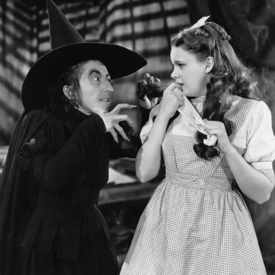 📸 Judy Garland and Margaret Hamilton 

📽️ Wizard of Oz 

1939