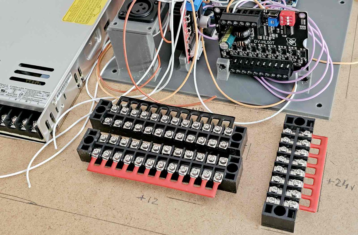 framboise314's tweet image. 🏴‍☠️ Malle du pirate – #FabLabUtoPi @villeducreusot  @creusotmontceau Platine support prête : alim 24 V &amp;amp; 12 V + répartiteurs de tension ➡️ vérin, modules, capteurs, ampli BF…
Tests &amp;amp; dépannage facilités ⚙️
#arduino #makers #DIY