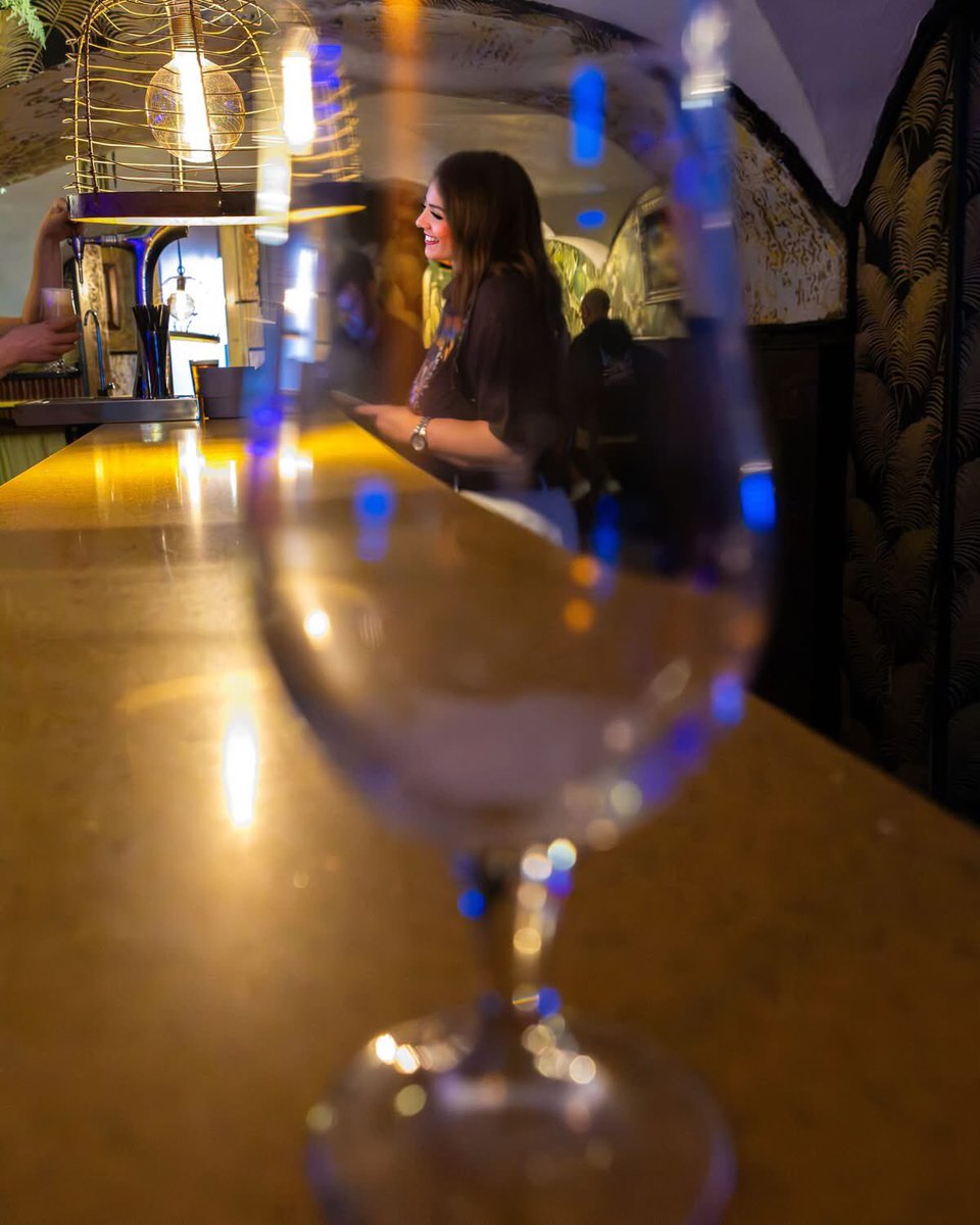 Así de fácil es disfrutar en #LaTraviata: buena compañía, mejores bebidas y el mejor ambiente del centro. ¿A qué esperas? 🍸 
#callepizarrocaceres #cacerespatrimonio #cácerespatrimonio #extremadura_fotos #extremadurafotos #extremaduraturismo #extremadura_tur #extremaduramola