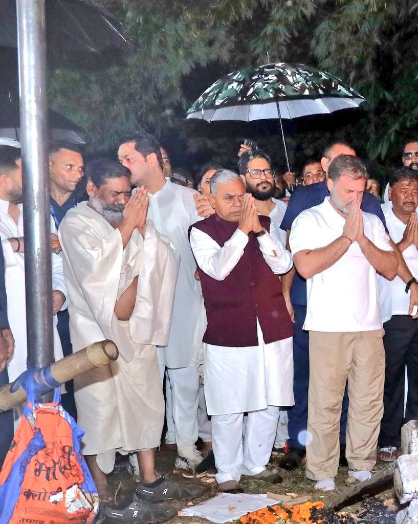 DeogharBabu's tweet photo. दिशोम गुरु आदरणीय शिबू सोरेन जी को उनके पैतृक गांव नेमरा में अंतिम जोहार! https://t.co/lbsT0UGyTt