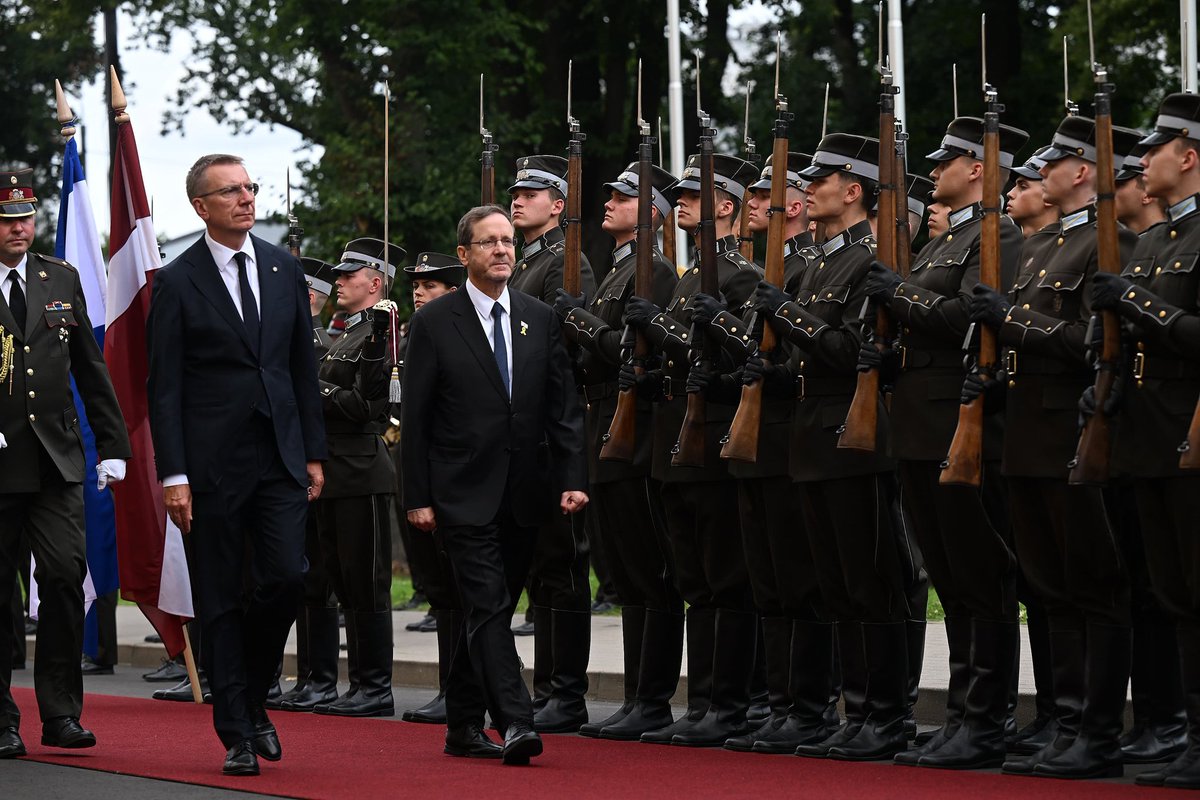 Izraēlas prezidents <a href="/Isaac_Herzog/">יצחק הרצוג Isaac Herzog</a> oficiālā vizītē Latvijā, sirsnīgā uzņemšanā tikās ar Latvijas prezidentu <a href="/edgarsrinkevics/">Edgars Rinkēvičs</a> un ārlietu ministri <a href="/Braze_Baiba/">Baiba Braže</a>. 

Abi prezidenti uzsvēra spēcīgās attiecības starp 🇮🇱🇱🇻 un aicināja steidzami izbeigt Hamas Gazā turēto gūstekņu nežēlīgās