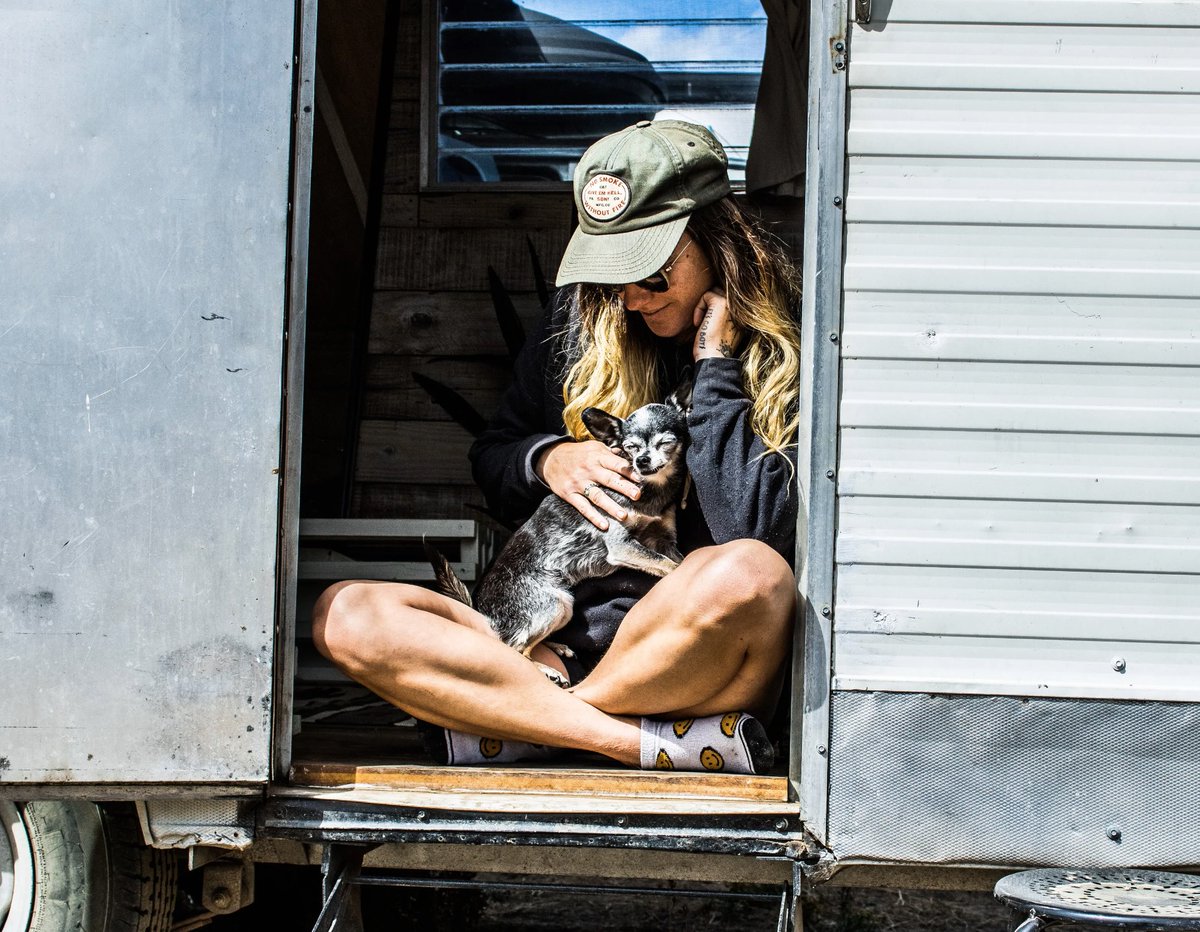 This heartwarming moment was captured at a nomadic festival by Crowd member Tumbleweed and quite rightly secured her judged first place in our recent “Van Dwelling” contest, created and judged by -Eelco van Roden-   👏🏆 

photocrowd.com/photo-competit…