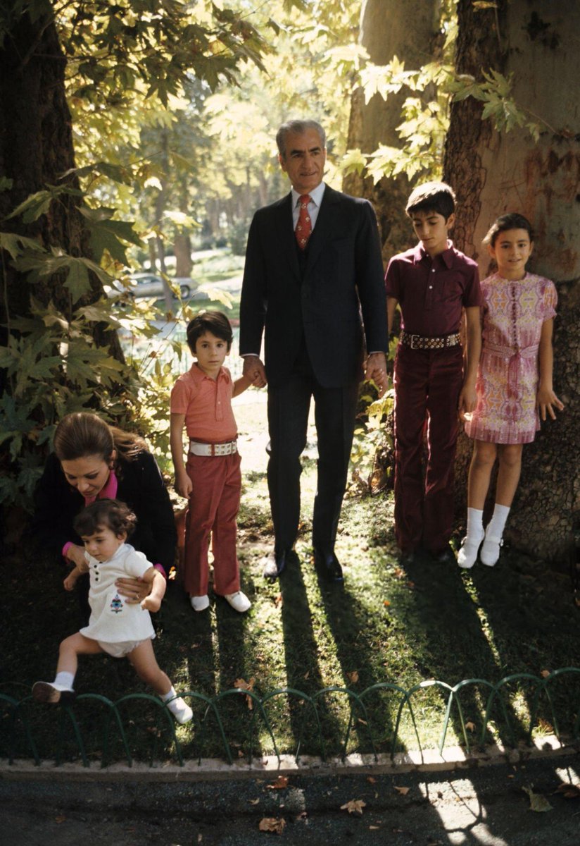 بعد از نکبت ۵۷، رضاشاه دوم اعضای خانواده‌شونو ازدست دادن و بازهم به جنگیدن ادامه دادن.
اونوقت شما انتظار دارین ما با چندتا دعوای توییتری دست از جنگیدن بکشیم؟؟
هرگز!
#فقط_به_شاه_اعتماد_داریم
#سربازان_شاهیم_ایرانو_پس_میگیریم