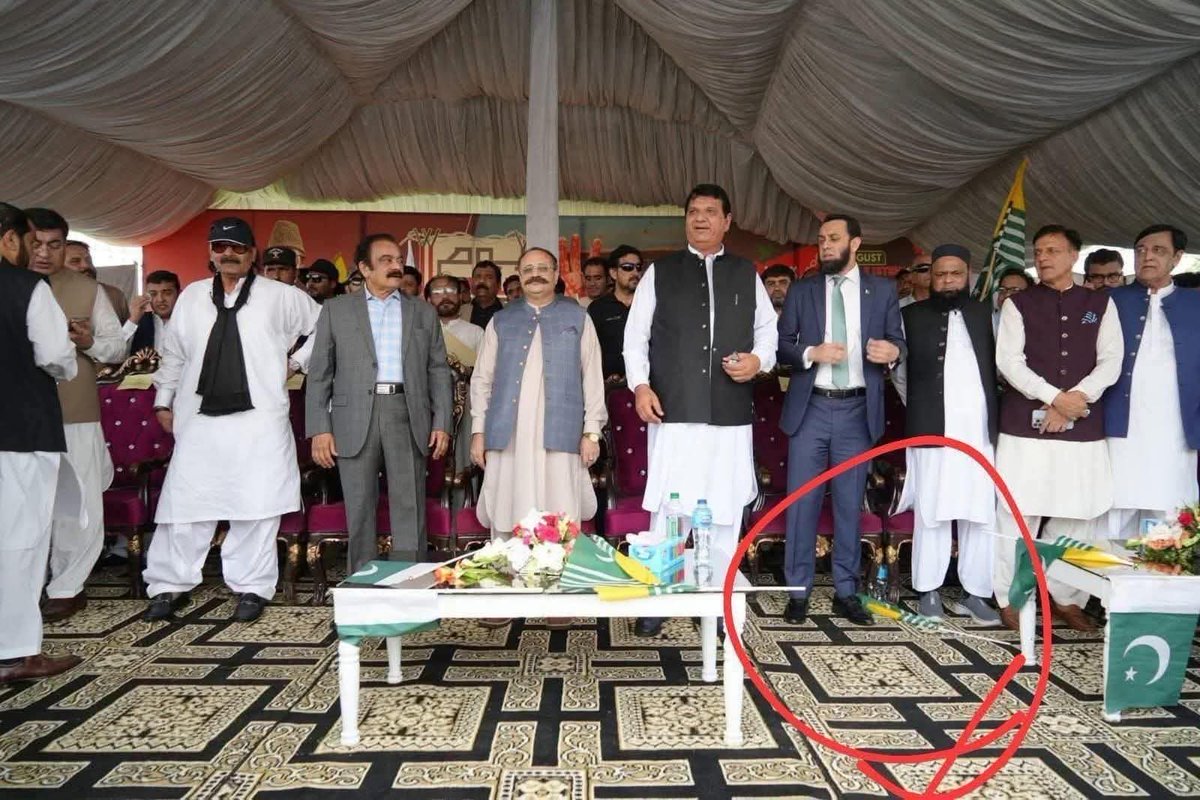 آزاد کشمیر کے ریاستی جھنڈے کی توہین کی بدترین الفاظ میں مذمت کرتا ہوں۔ انہوں نے پہلے کشمیر بیچا اور اب یوم استحصال کشمیر کے دن پہ آزاد کشمیر کا جھنڈا انہوں نے اپنے پاؤں میں رکھا ہے۔