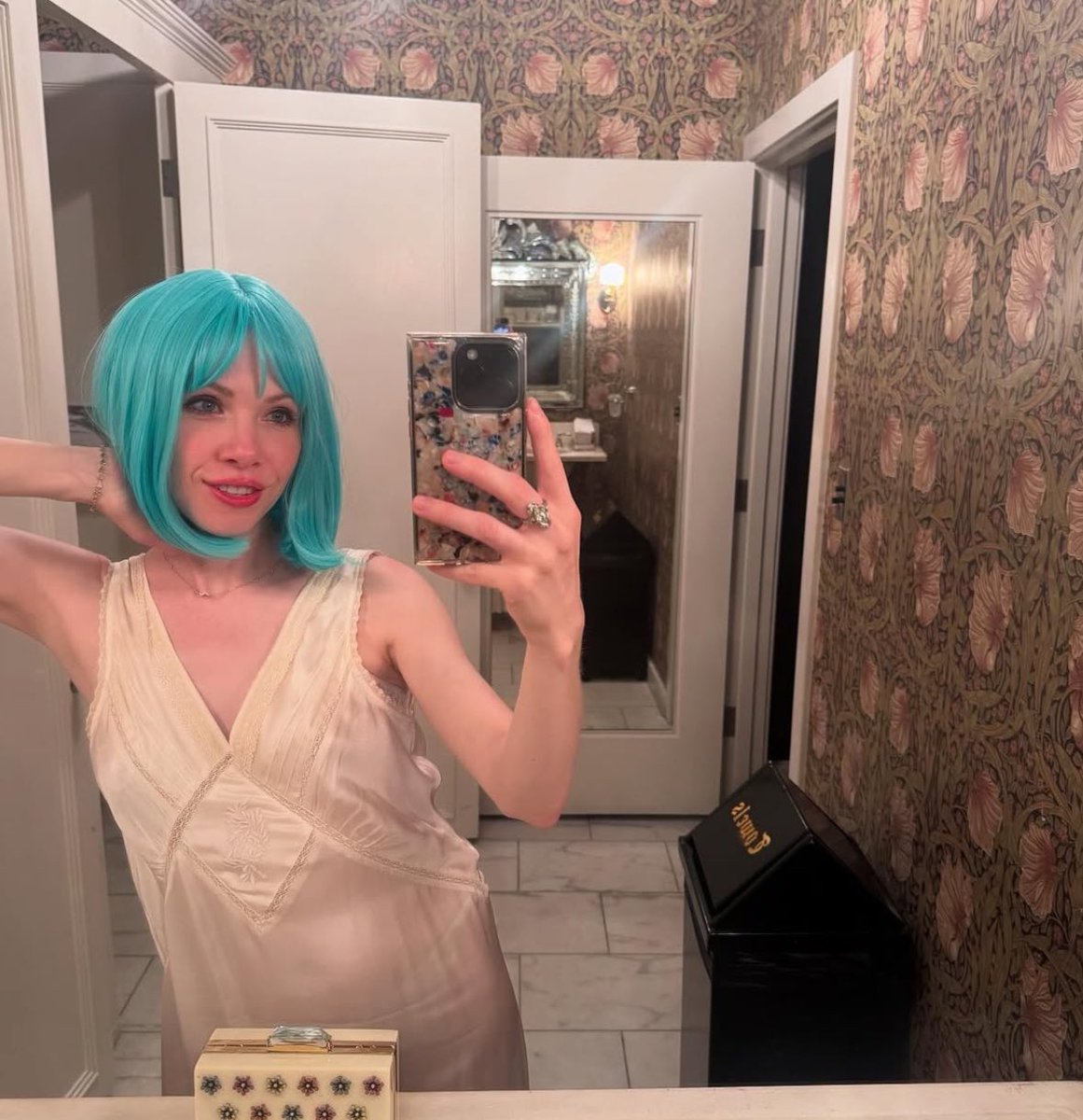 carlyraewki's tweet image. 📷 @CarlyRaeJepsen debuts new hair style.