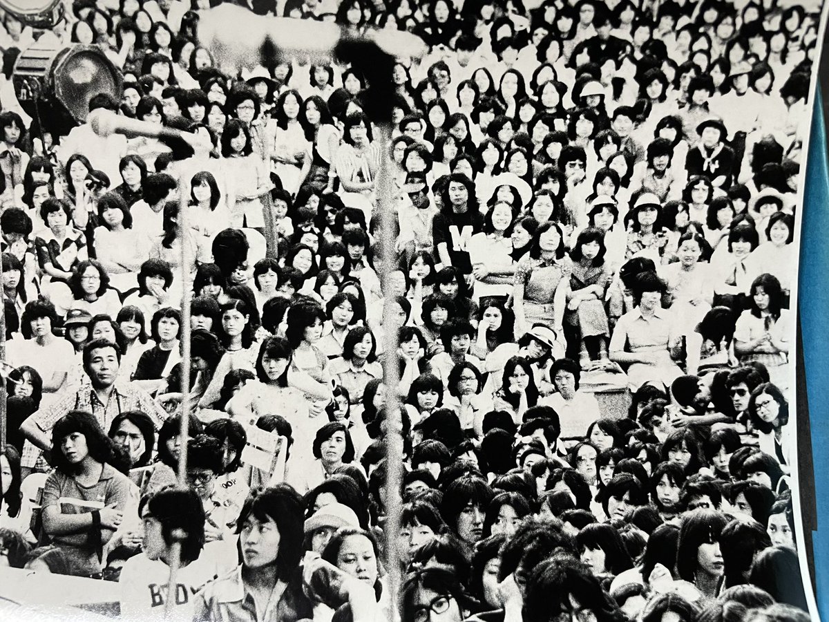 出てきたコンテナ２個の写真をチェックしてる。　オーデイアンス　シリーズ、1974/4/21 日比谷野音　です。