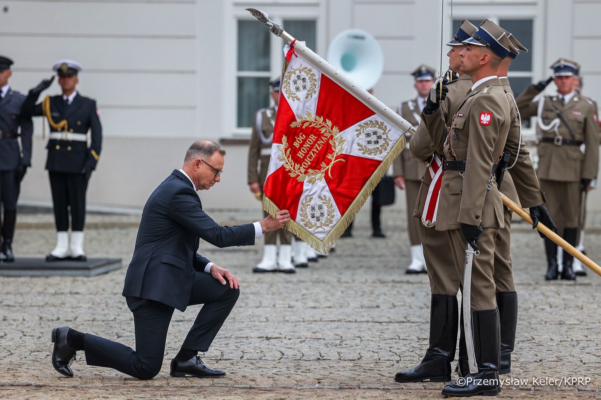 Na dziedzińcu Pałacu Prezydenckiego odbyło się pożegnanie Prezydenta RP z Siłami Zbrojnymi. Andrzej Duda przez dziesięć lat pełnił funkcję Zwierzchnika Sił Zbrojnych.

Kłaniam się żołnierzom za ich służbę, ich rodzinom – zwłaszcza tym, które czekają na powrót swoich bliskich z