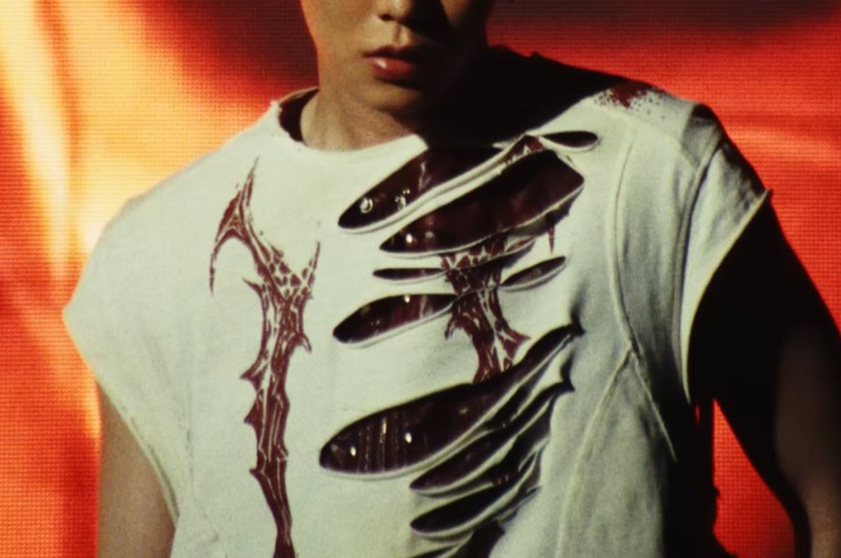 flow___ery's tweet image. When you look closely, there's a layer of clothes underneath red-haired Key's t-shirt 👁 Will we get to see the full reveal of it? What could it mean? I love how we keep getting more Clues + Notes abt Hunter. I really can't wait for the MV so that we can put all the pieces tgt 👁