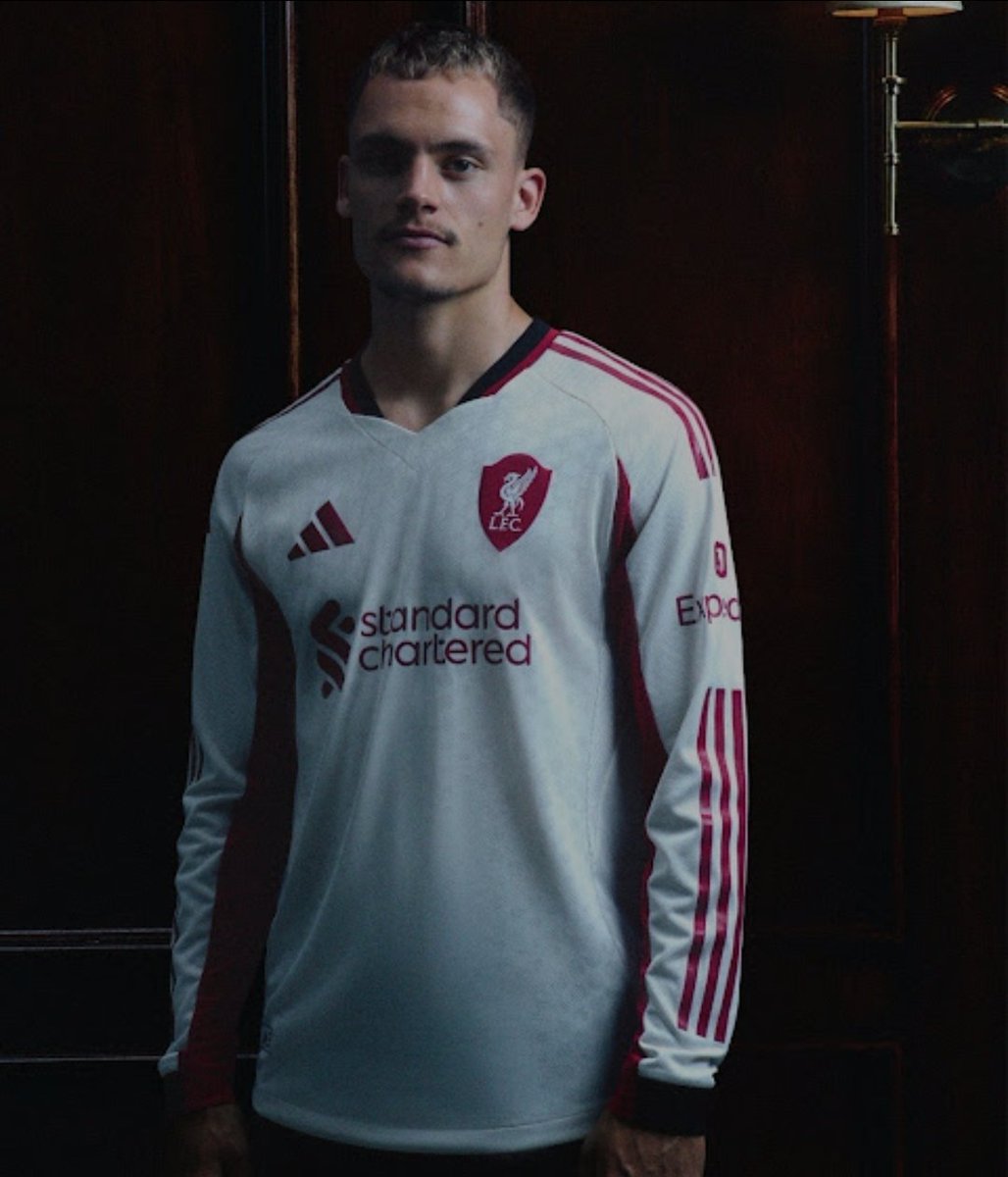 Le maglie di calcio a maniche lunghe le trovo più belle di quelle tradizionali.