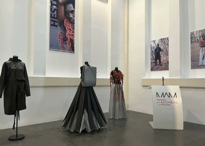 ✨ El <a href="/MuseoAutomovilM/">Museo del Automóvil y la Moda de Málaga</a> acoge una muestra de moda muy especial.

La exposición Hestia (diosa griega del Hogar) alberga tres conjuntos de prendas-objeto confeccionados por la diseñadora malagueña Andrea Rubio con residuos textiles pre y posconsumo.  

👉🏼 visita.malaga.eu/es/que-ver-y-h…