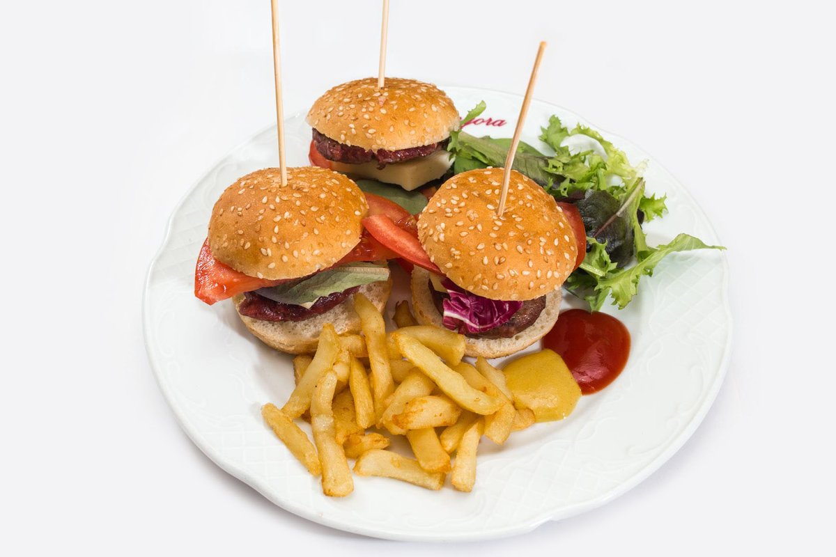 ¿Has probado nuestras mini-hamburguesas de buey 🍔🍔🍔? Ideales como tapas, o como comida para los niños 👧👦 

📍 Bodega Góngora 
 ☎️954221119 o 609542776
📌 bodegagongora.com

#BodegaGongora #restaurantes #gastro #foodies #tapas #GastroSevilla #comerenSevilla #TDSGastro