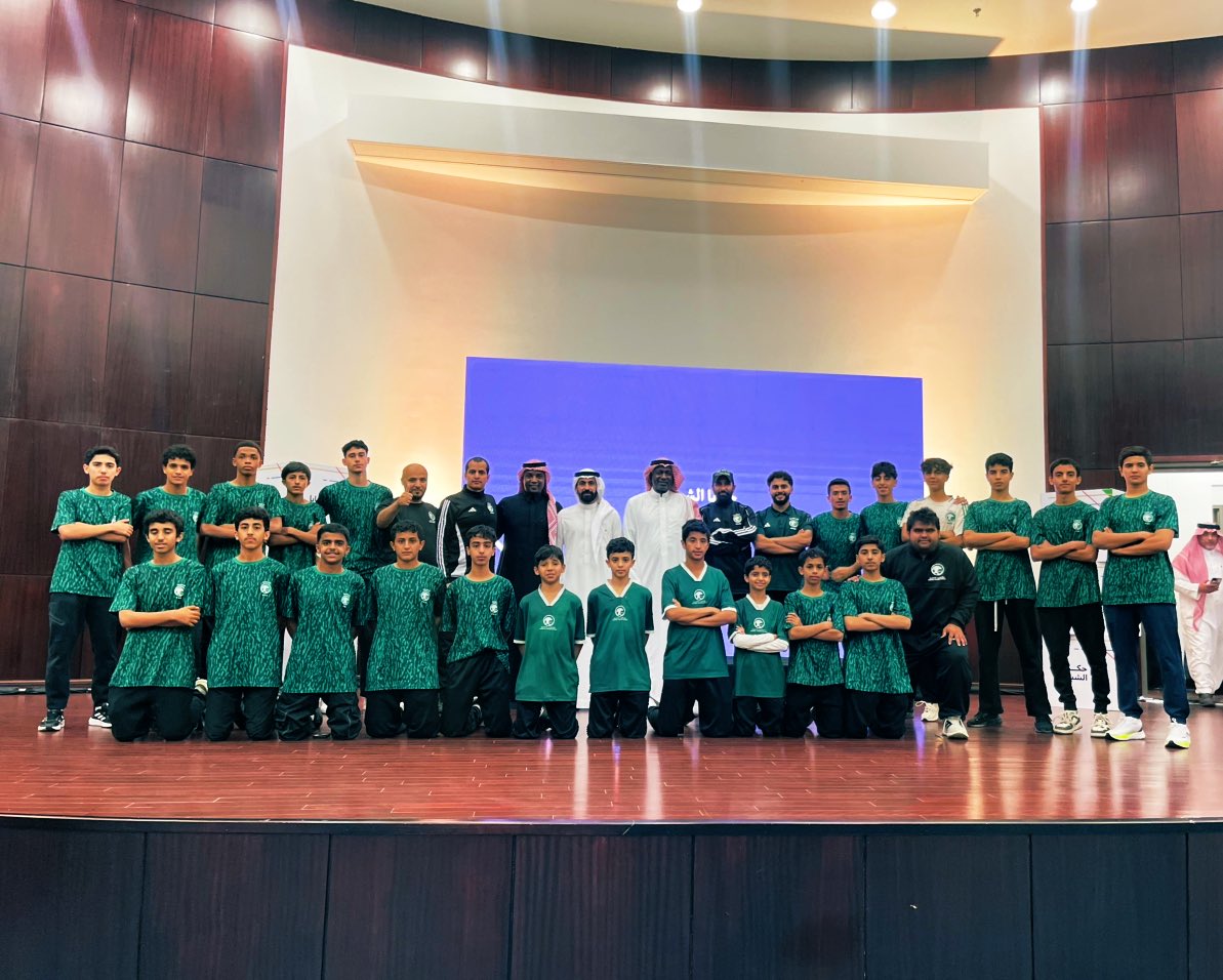 من الجميل جداً ان تقف بجانب اساطير كرتنا السعودية اساطير الزمن الجميل لكل الانجازات الجميلة لصقورنا الخضر اساطير توقفت عن الركض بارض المستطيل الاخضر ولكن لم يتوقف الحب لهم ولتاريخهم العظيم بقلوب جماهيرهم وعشاقهم شكراً كباتنا الكبار:
ماجد احمد عبدالله🌹
حسين عبدالغني🌹
محمد نور🌹