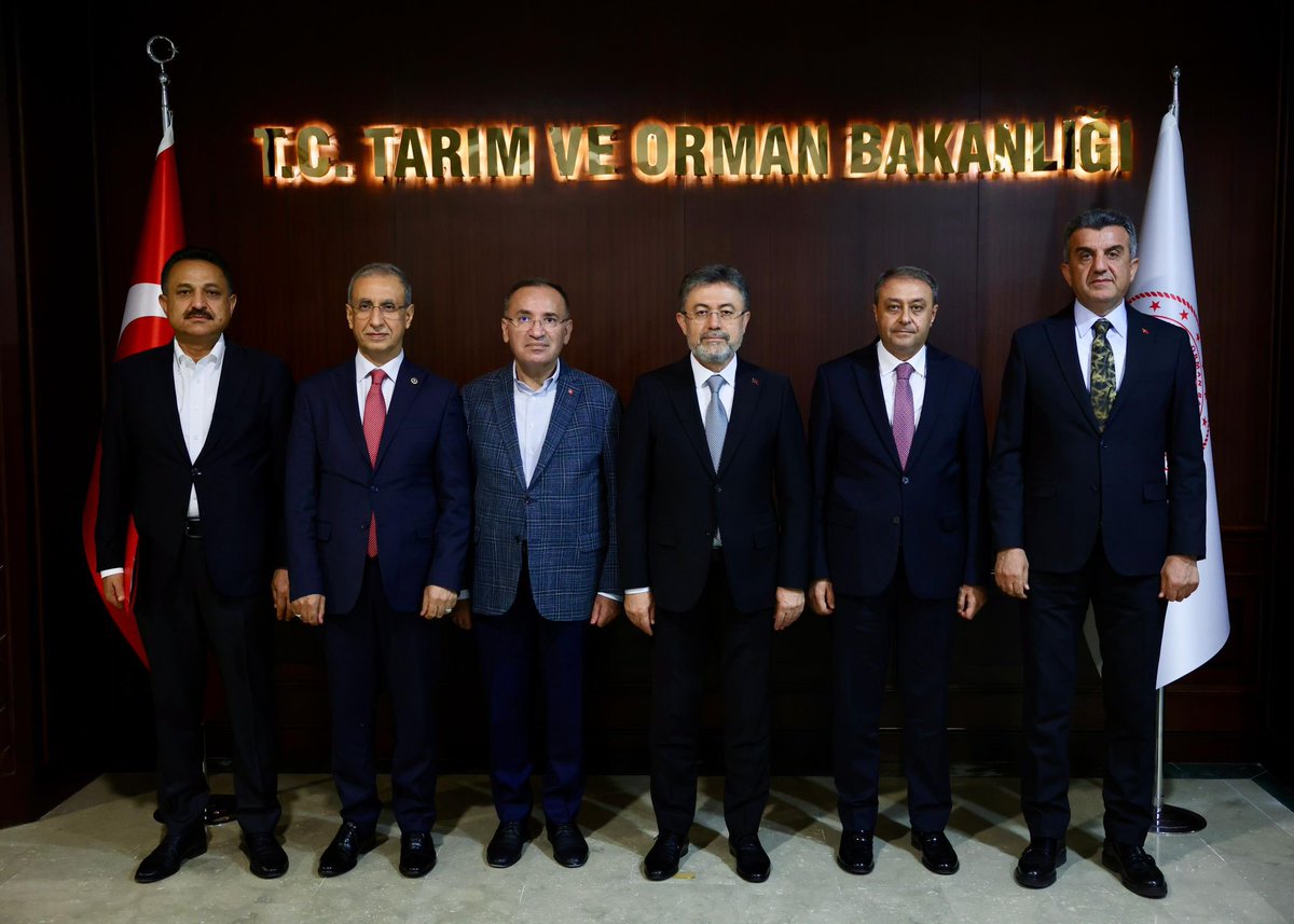 Mehmet İlhami GÜNBEGİ (@milhamigunbegi) on Twitter photo Her Şey Şanlıurfa'mız İçin
TBMM Başkanvekilimiz <a href="/bybekirbozdag/">Bekir Bozdağ</a>, Şanlıurfa Valimiz <a href="/hasansildak/">Hasan ŞILDAK</a>, Milletvekillerimiz <a href="/ProfDrDusak/">Prof Dr Abdurrahim Dusak</a> ve <a href="/HikmetBasak_63/">Hikmet Başak</a> ile birlikte Tarım ve Orman Bakanımız <a href="/ibrahimyumakli/">İbrahim Yumaklı</a>'yı ziyaret ettik. Şanlıurfalı çiftçilerimizin beklentilerini ve sorunlarını Her Şey Şanlıurfa'mız İçin
TBMM Başkanvekilimiz <a href="/bybekirbozdag/">Bekir Bozdağ</a>, Şanlıurfa Valimiz <a href="/hasansildak/">Hasan ŞILDAK</a>, Milletvekillerimiz <a href="/ProfDrDusak/">Prof Dr Abdurrahim Dusak</a> ve <a href="/HikmetBasak_63/">Hikmet Başak</a> ile birlikte Tarım ve Orman Bakanımız <a href="/ibrahimyumakli/">İbrahim Yumaklı</a>'yı ziyaret ettik. Şanlıurfalı çiftçilerimizin beklentilerini ve sorunlarını