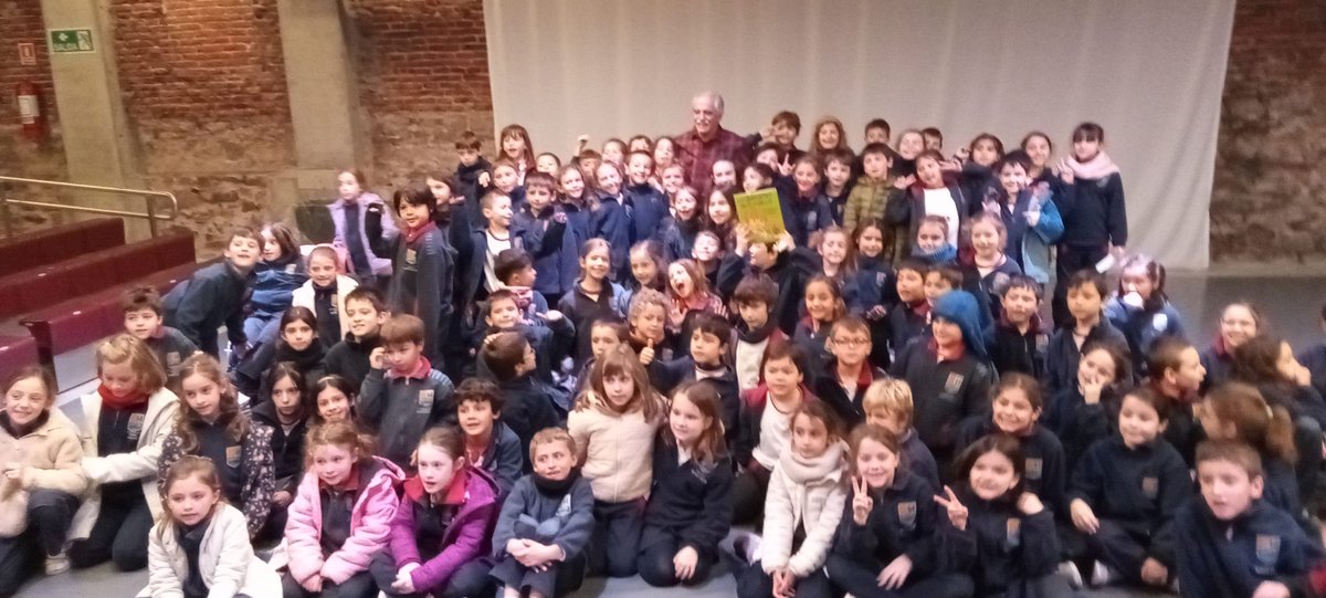 Hoy; 5 de agosto. estuve con todos los 2dos años del Colegio Seminario conversando por espacio de una hora en el hermoso local de las  artes. Maestras, biblioteca y niños comprometidos con  la lectura, el análisis de los textos y la capacidad de crear. Gracias  por este momento
