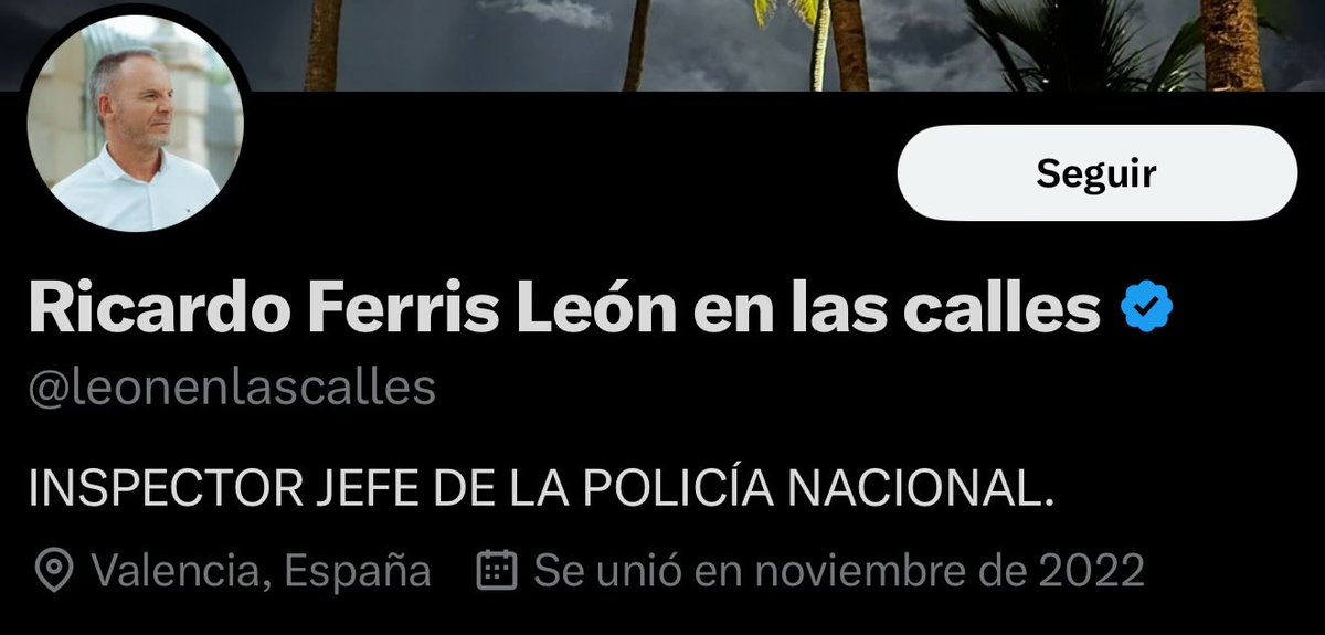 SXTrece's tweet photo. @leonenlascalles Inspector jefe de la policía nacional. 
Llamando “charos” a las mujeres. 
Llamando “invasores” a migrantes que se juegan la vida en el mar huyendo de la guerra y de la pobreza. 
Pero luego no digas que hay racistas y nazis en la policía. https://t.co/2dapbsWakW